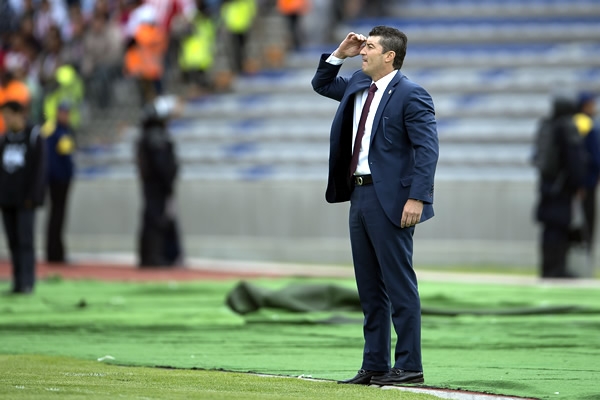 Chepo mostraba desesperación al ordenar.