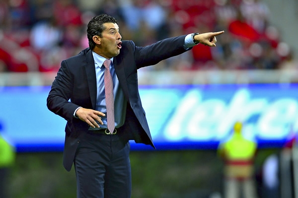 Chepo no dejó de dar órdenes a sus pupilos.