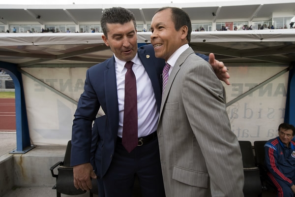 Chepo y Profe Cruz, amabilidad previo al duelo.
