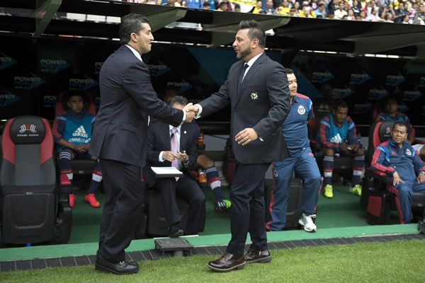 Chepo y Mohamed, antes del silbatazo inicial se saludaron.