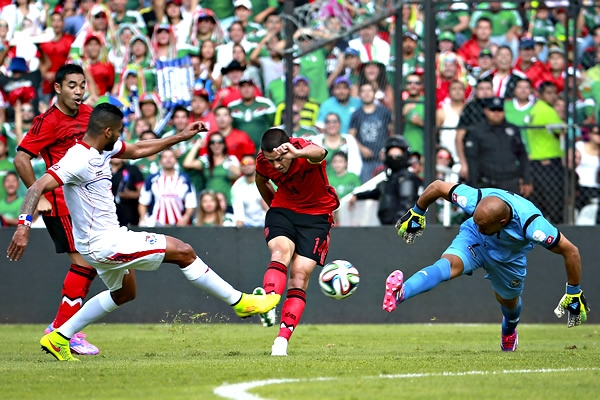 Chicharito tuvo en sus pies la más clara para México en el primer tiempo.