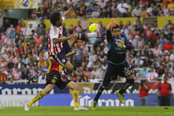 Chivas no bajó los brazos y buscó el gol del empate.