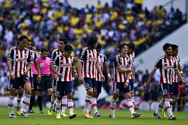 Chivas sale con Fierro, Fabián, Aldo y Márquez para conseguir el gol.