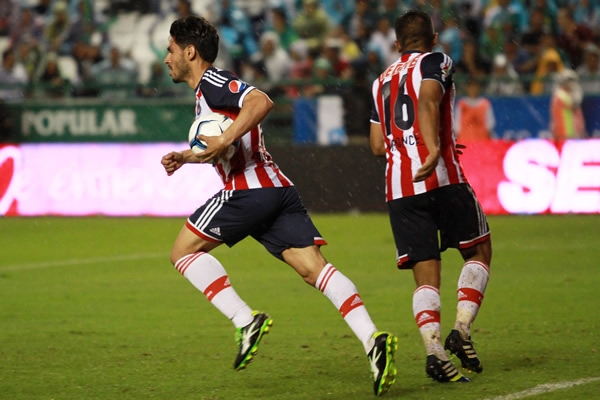 Chivas sigue sin encontrar la victoria.