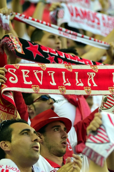Cientos de aficionados se dieron cita para apoyar al Sevilla.