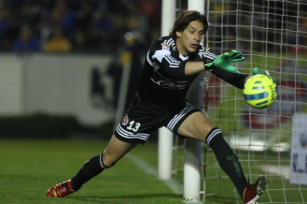 Cirilo Saucedo controlaba un disparo a su portería.