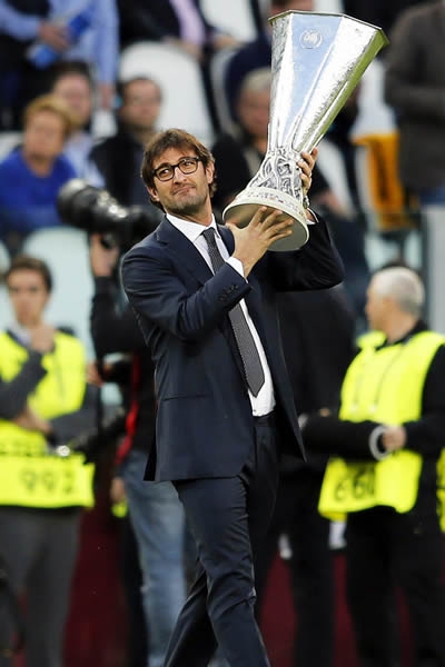 Ciro Ferrera, embajadro de la UEFA, cargó el trofeo antes del juego entre Sevilla y Benfica.