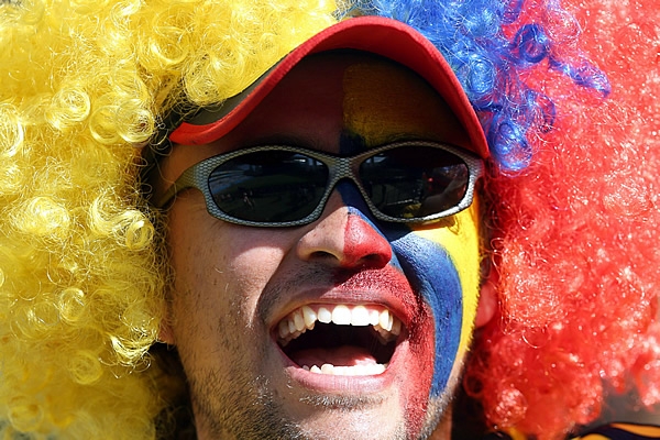Colombianos dibujan sonrisas coloridas fuera del Pantanal.