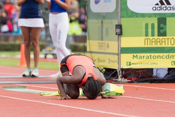 Una competidora africana besó el piso del Estadio Olímpico tras finalizar la ruta.