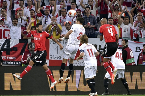 Con buen ritmo inició el partido entre Sevilla y Benfica.