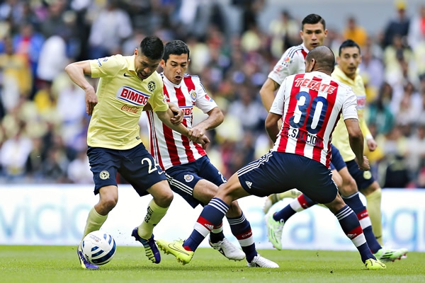 Con buena dinámica inició el duelo en el Azteca.