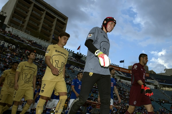 Con determinación y actitud los equipos saltaron a la cancha.