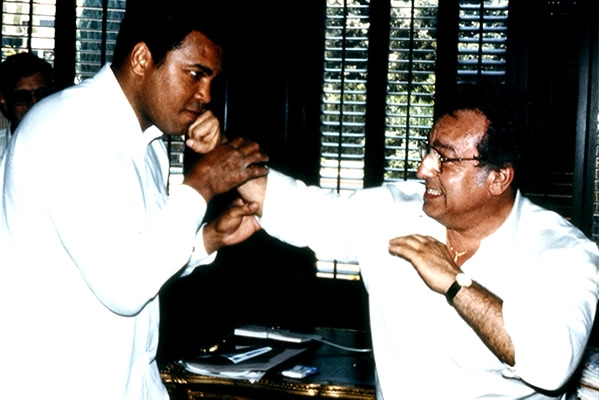 Con el gran Muhammad Ali en el intercambio de golpes.