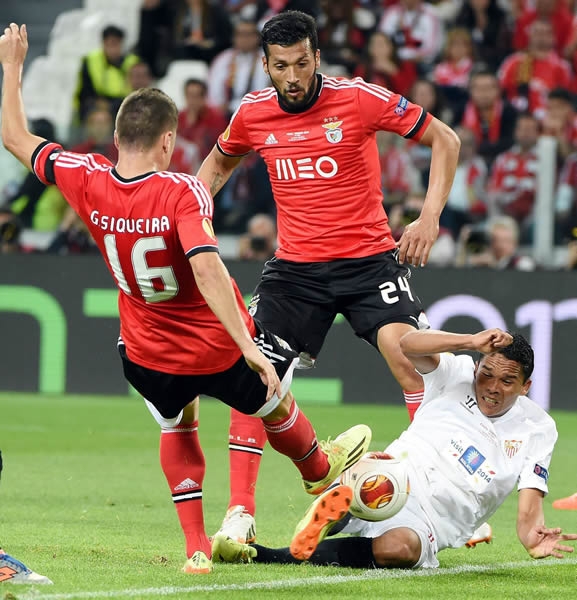 Con gran facilidad, los jugadores del Benfica se deshicieron de Carlos Bacca.