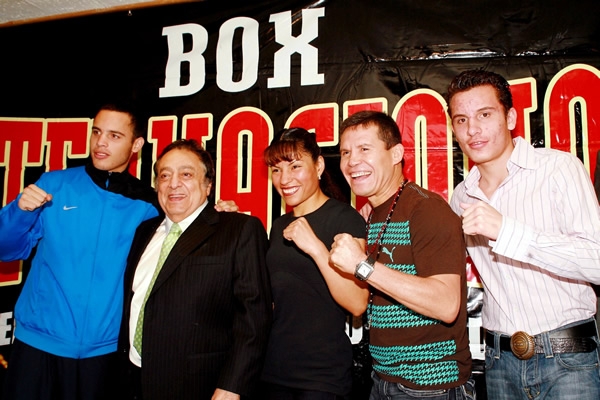 Con Julio César Chávez y su familia de boxeadores.