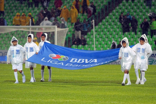 Con la lluvia que no cesaba, la ceremonia protocolaria se llevó a cabo.