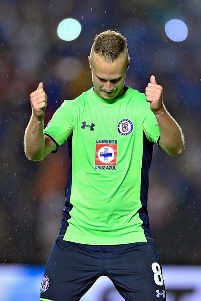 Con peculiar baile Alemao festejó su gol.