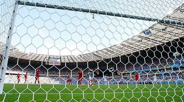 Con un gran tiro, Messi colocó así el gol.
