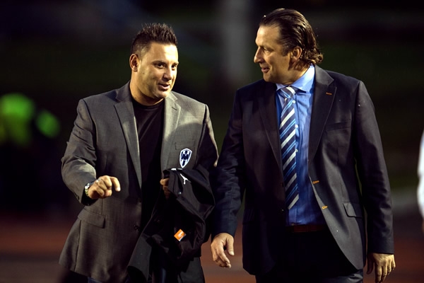 Cordial saludo entre Mohamed y Pizzi previo al duelo.