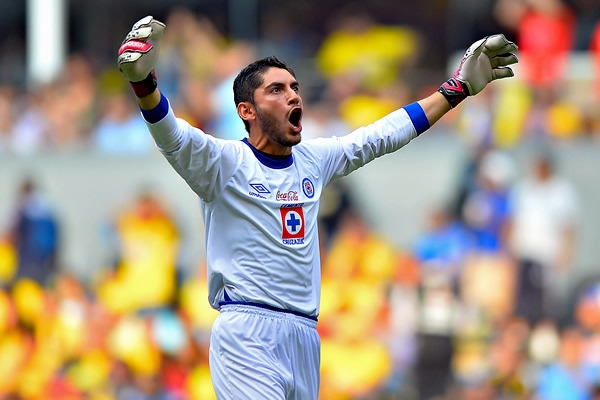 Corona demora en sus saques de meta.