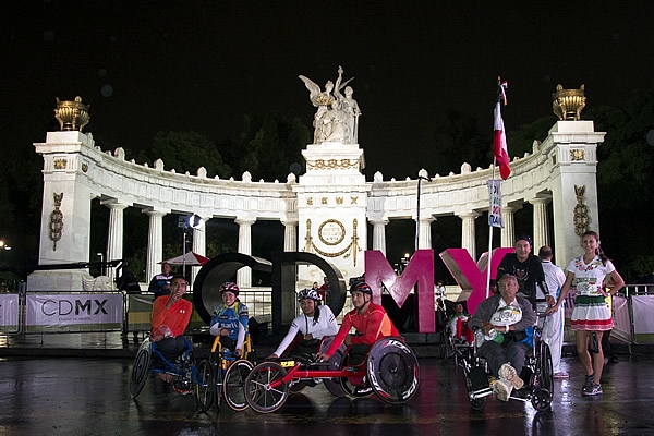 Corredores con discapacidades distintas también participaron.