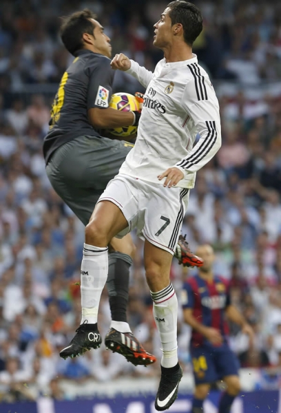 CR7 buscaba un balón por aire y chocó contra el meta blaugrana.