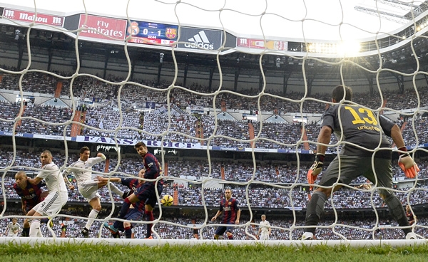 Cristiano Ronaldo buscaba el gol de la ventaja con potente disparo.