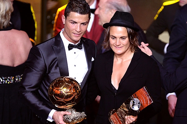 Cristiano Ronaldo fue distinguido con el Balón de Oro por segunda vez en su carrera.