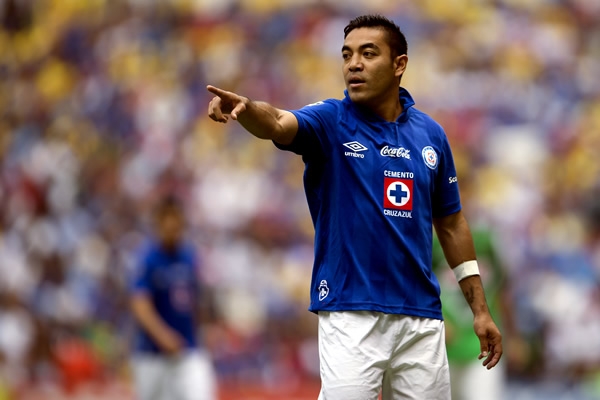 Cruz Azul encierra al América en su campo.