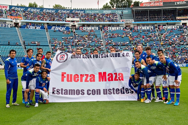 Cruz Azul mostró una manta en apoyo al Maza.