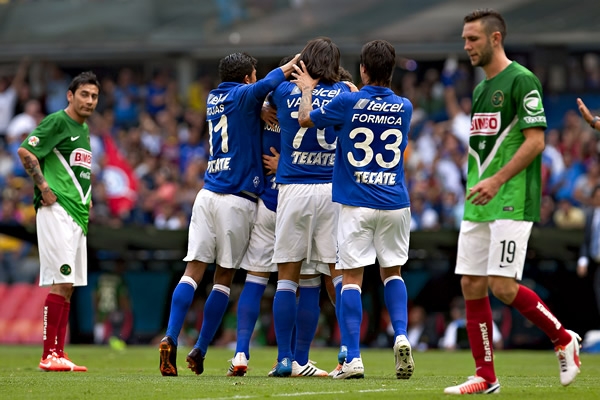 Cruz sigue dominando, obliga al contraataque.