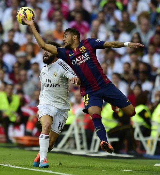 Dani Carvajal empujaba a Neymar al disputar un balón en media cancha.