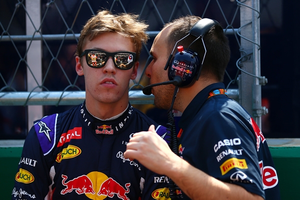 Daniil Kvyat recibiendo indicaciones.