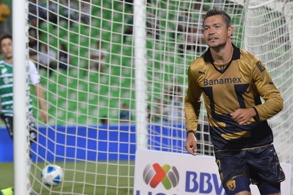 Y Dante López aprovechó un error de Oswaldo para marcar.