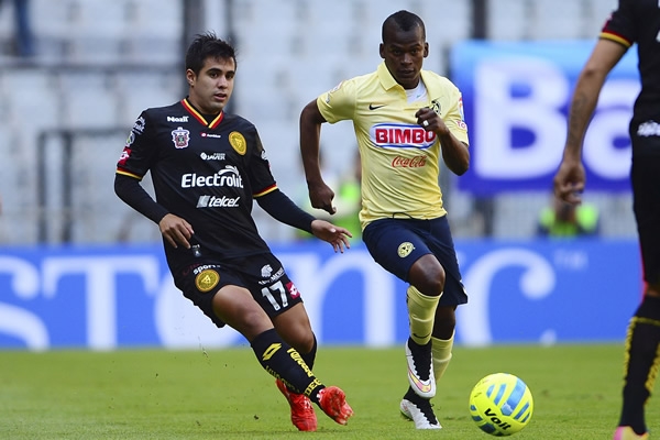 Darwin se fue al ataque desde los primeros minutos.