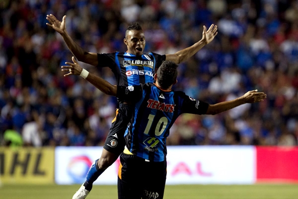 De Da Silva a Da Silva, los Gallos se adelantan en este cotejo.