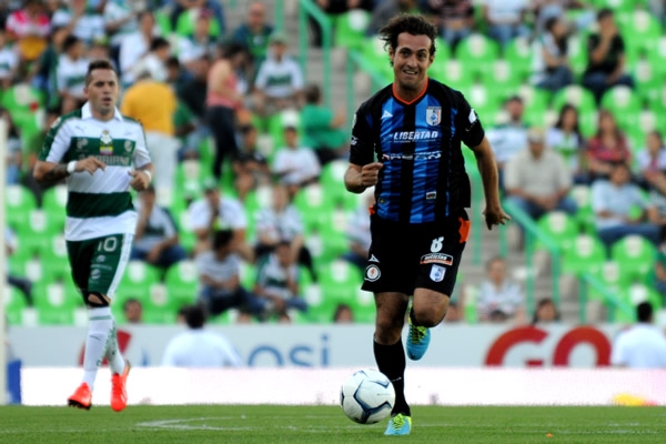 De la Torre es el armador de Gallos en medio campo.
