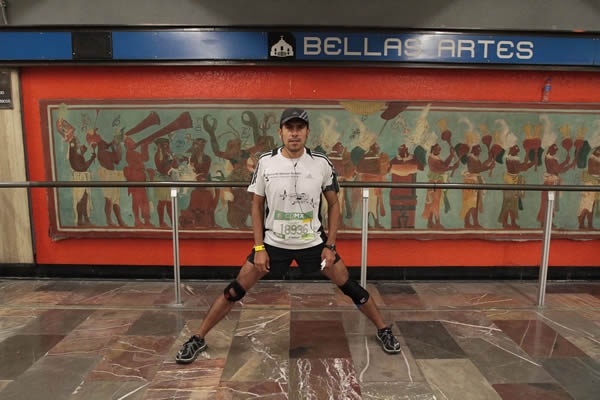 Debido al frío, algunos hicieron estiramientos en los andenes del metro.