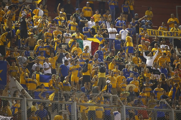 Decenas de aficionados de Tigres hicieron el viaje.