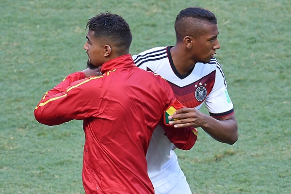El defensa germano Boateng abrazó a su hermano de Ghana Kevin Prince.