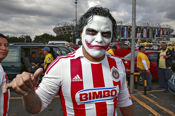 Sin dejar pasar el día, aficionados rojiblancos apoyar al equipo.