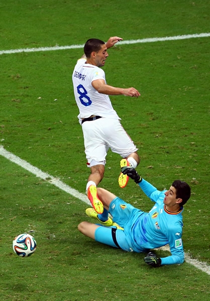 Dempsey tuvo el empate al final pero no pudo marcar.