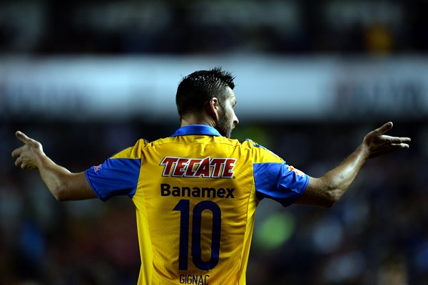 Dentro y fuera de la cancha, Gignac demuestra.