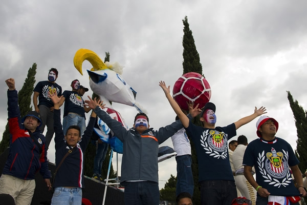 Desde Guadalajara llegó la porra del Rebaño al Azteca.