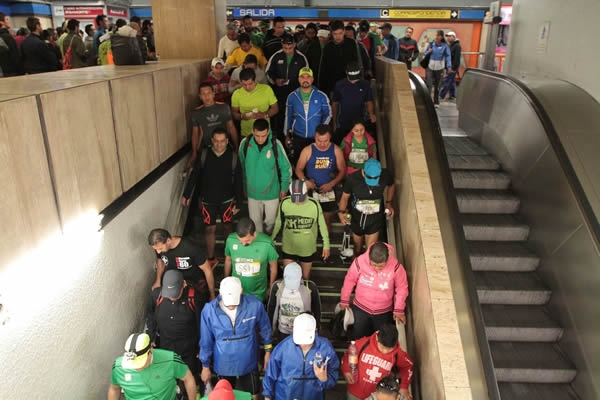 Desde las 05:00 horas, las puertas del metro fueron abiertas al público.