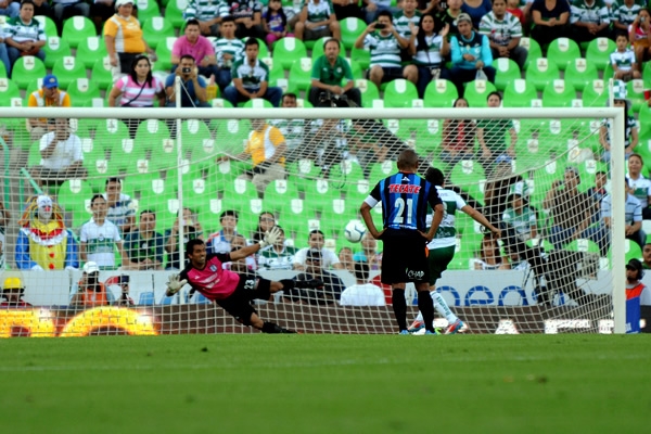 Desde los once pasos, Rodríguez le da la victoria parcial del local.