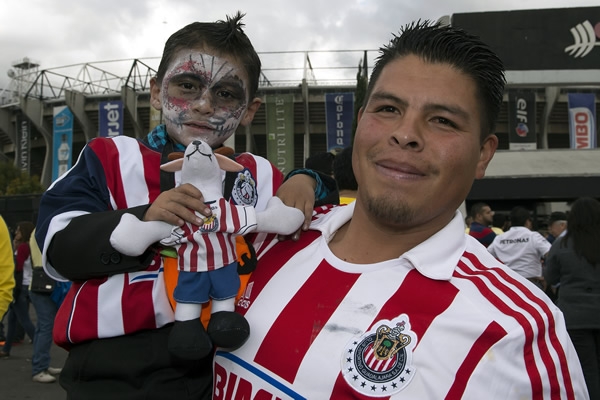 Desde pequeños le enseñan el amor a la camiseta.