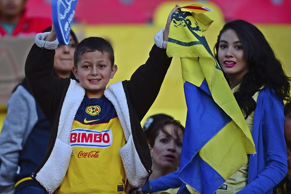 Desde pequeños, los niños apoyan a su equipo con pasión.