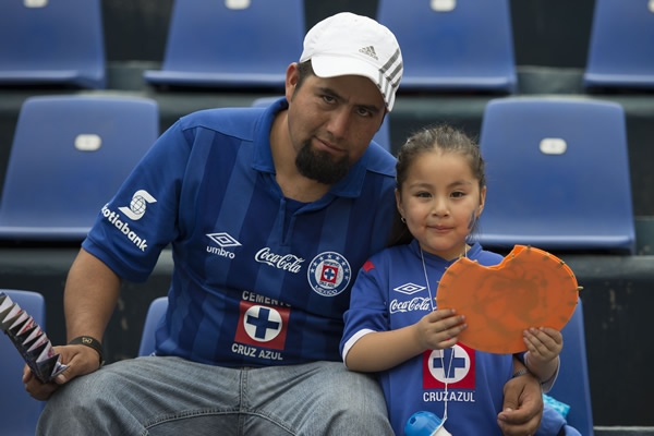 Desde pequeños los padres transmiten la pasión por el fútbol.