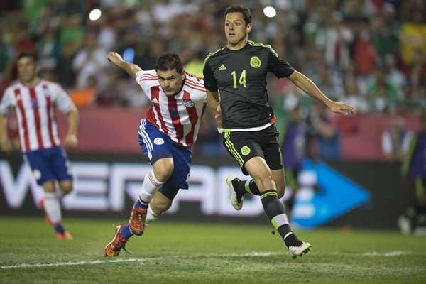 Desde su entrada, Chicharito buscó el arco rival.